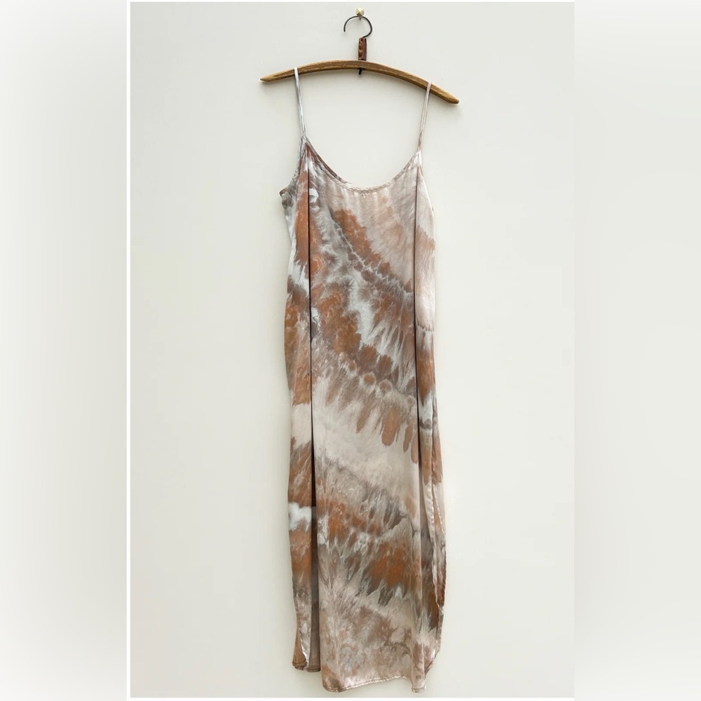 Sueño Made Silk Noil Brown Tie-Dye Slip Dress